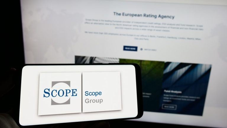 Scope Ratings Issues US Downgrade Warning Amid Trade Policy Uncertainty and Potential Alternatives to the Dollar