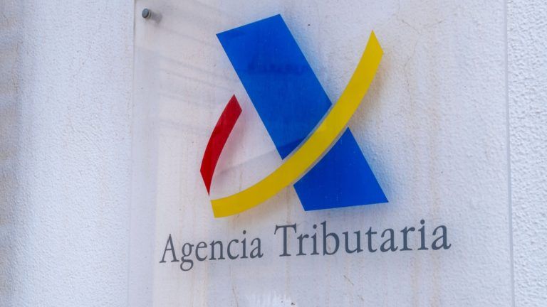 No, Spanish Citizens Don't Have to Report Cash Withdrawals of Over €3,000 in Advance to the Tax Agency: Experts Clarify