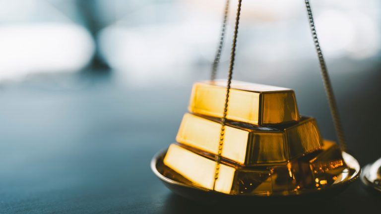 Gold Steals Bitcoin Spotlight, Reaches Record Price Levels on Monday Night Dash